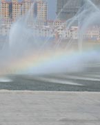 晉陽湖噴泉
　　晉陽湖公園是城市綜合型生態(tài)濱水公園，其景觀工程分為10大區(qū)域，有生態(tài)自然游覽區(qū)、僑鄉(xiāng)文化廣場(chǎng)區(qū)、古厝文化體驗(yàn)區(qū)、濕地生態(tài)科普區(qū)、城市文化廣場(chǎng)區(qū)、生態(tài)島休閑區(qū)、山林沙地游玩區(qū)和水上活動(dòng)區(qū)。 