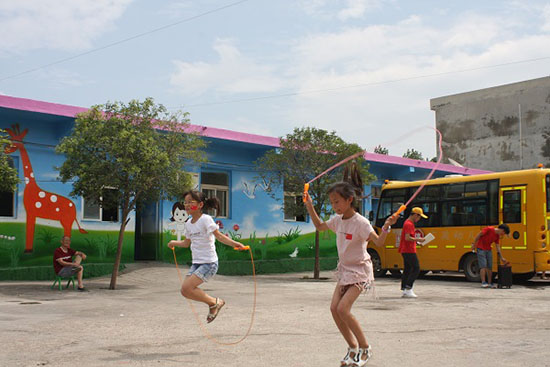 ���Ϲ��I(y��)��W��(j��ng)���Q(m��o)�׌WԺ����ϵ�P�h�������ж�������������`꠵�����ʡƽ�ɽ���P�hѦ���(zh��n)���Ӝϴ���ӢС�W�_չ֧�̻�����e�k��ӢС�W��һ��Ȥζ�\�ӕ���׌�W���w���W��ƥ�˾������D�����K��ِ��