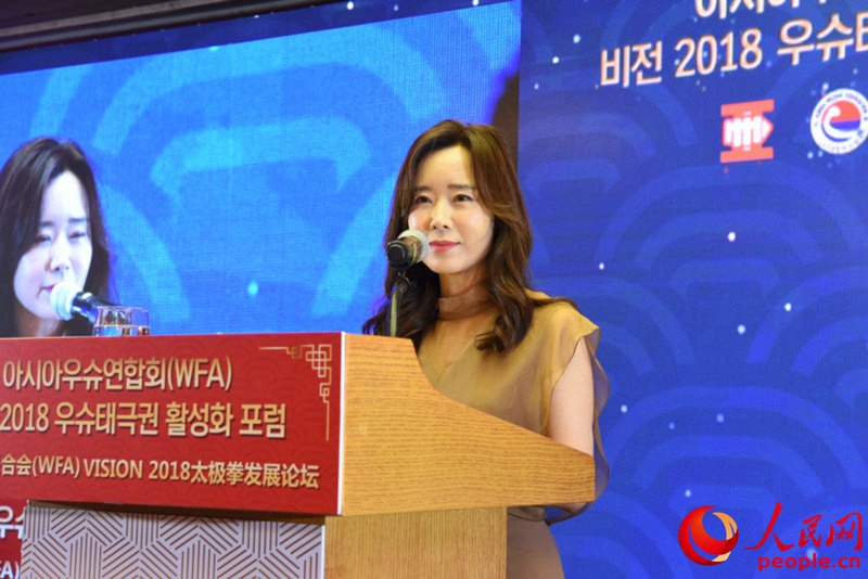 人民網(wǎng)韓國(guó)公司總經(jīng)理周玉波出席論壇並致辭。裴埈基攝