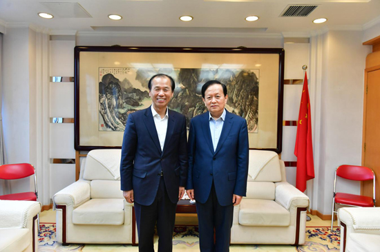 人民日報(bào)社社長李寶善會見韓國江原道道知事崔文洵一行（攝影：於凱）
