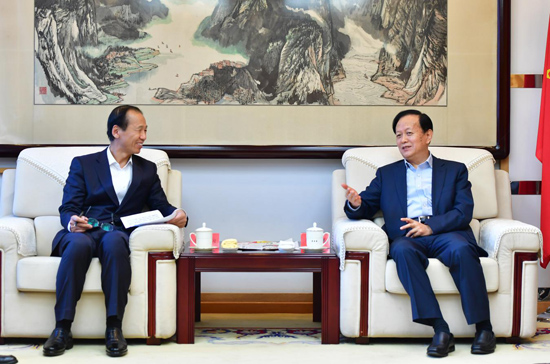 人民日報(bào)社社長李寶善會見韓國江原道道知事崔文洵一行（攝影：於凱）