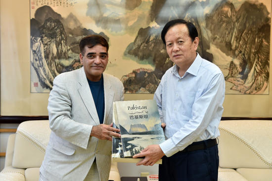 人民日報社社長李寶善會見巴基斯坦《每日郵報》社長兼總編輯馬克東·巴伯。（攝影：翁奇羽）
