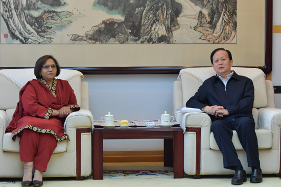 人民日報(bào)社社長李寶善在報(bào)社會(huì)見了巴基斯坦駐華大使哈什米（攝影：於凱）