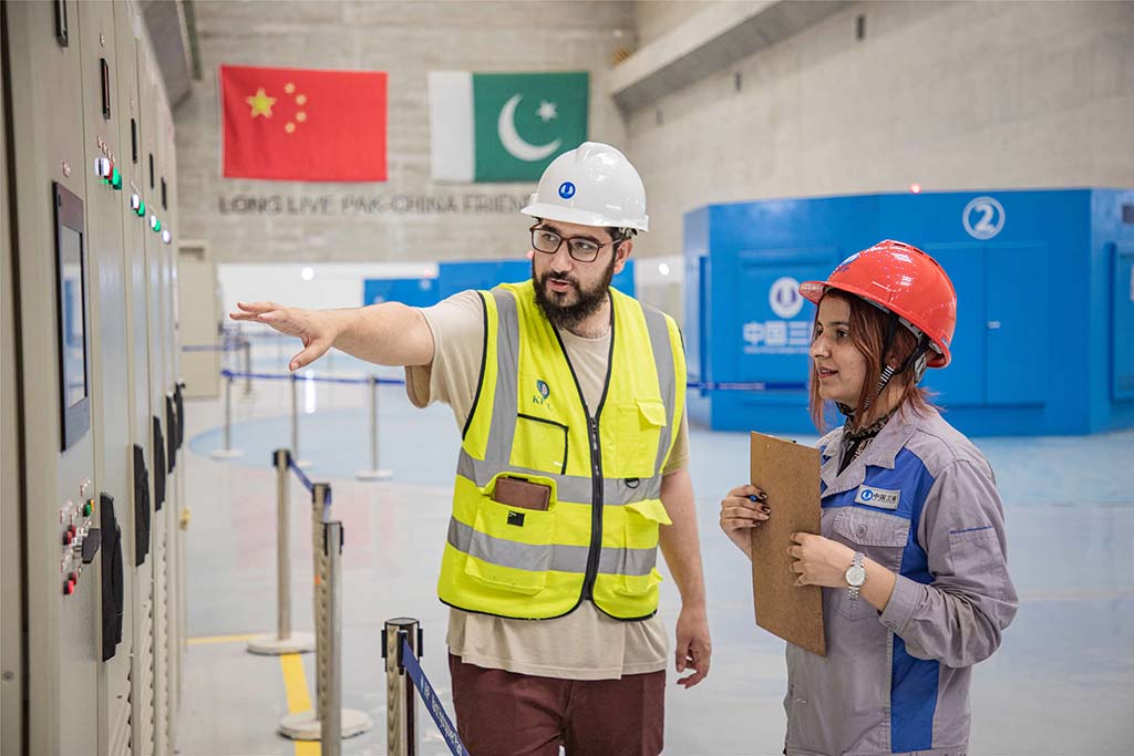 7月14日，巴方工作人員在卡洛特水電站-地下電廠檢查數(shù)據(jù)。 （人民網(wǎng)記者 薛丹攝）