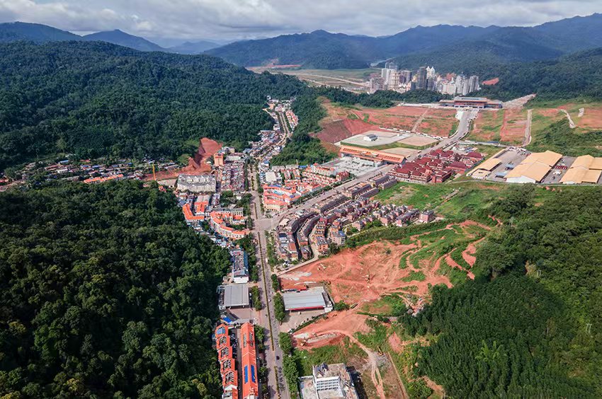 磨憨口岸俯瞰，右前方高層白色建筑群為老撾境內(nèi)。人民網(wǎng)記者 符皓攝