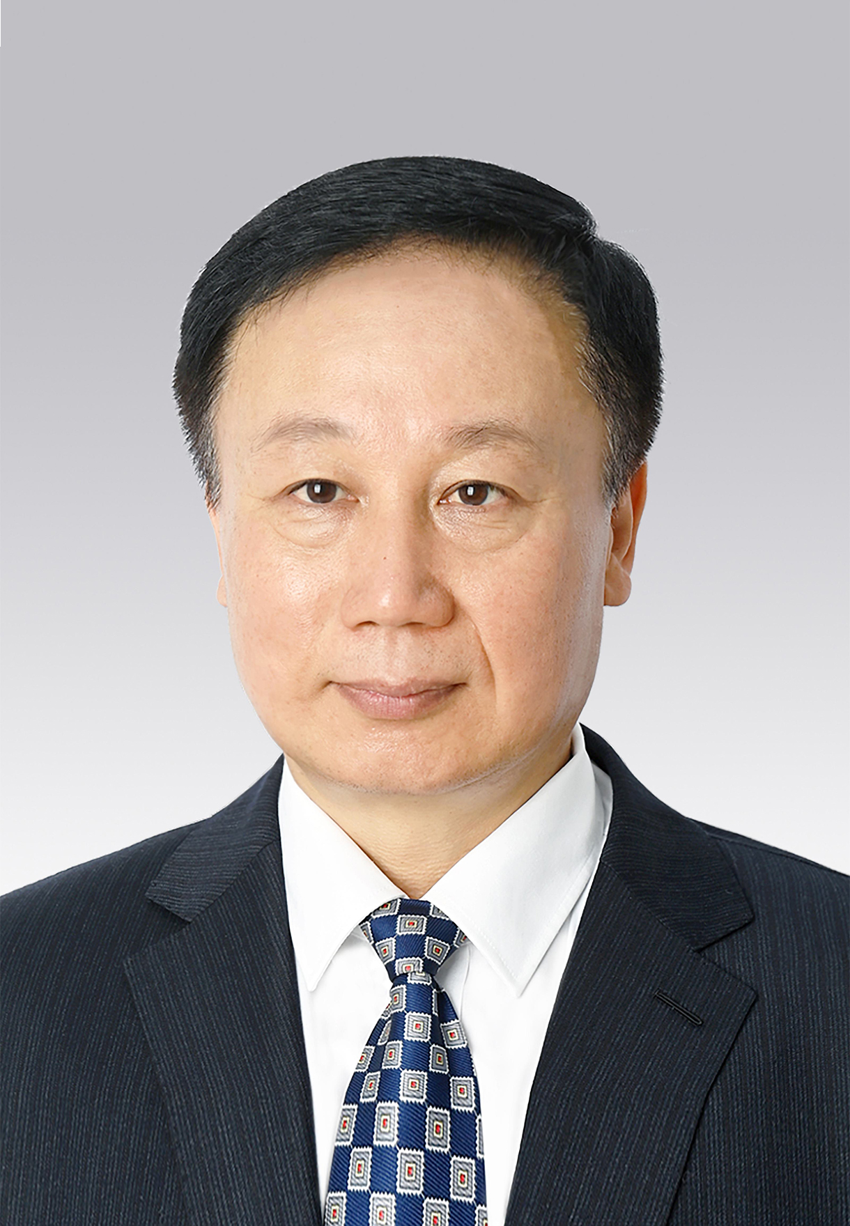馬宏偉，男，滿族，1969年4月生，研究生學(xué)歷，中共黨員，現(xiàn)任人民日報社副總編輯。