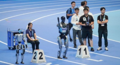 “冰絲帶”變身機(jī)器人競技場