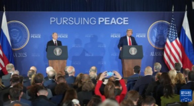 美俄總統(tǒng)會晤后出席聯(lián)合記者會