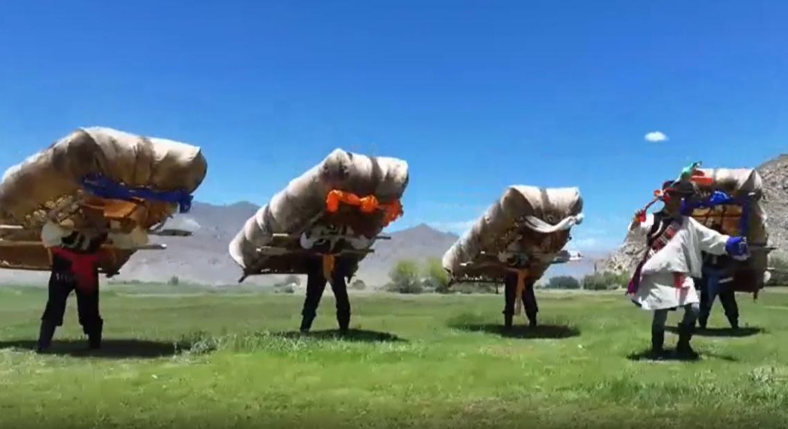 54歲拉巴次仁背著80斤的“心肝寶貝”