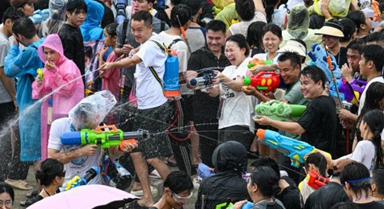 海南保亭：嬉水狂歡 浪漫七夕